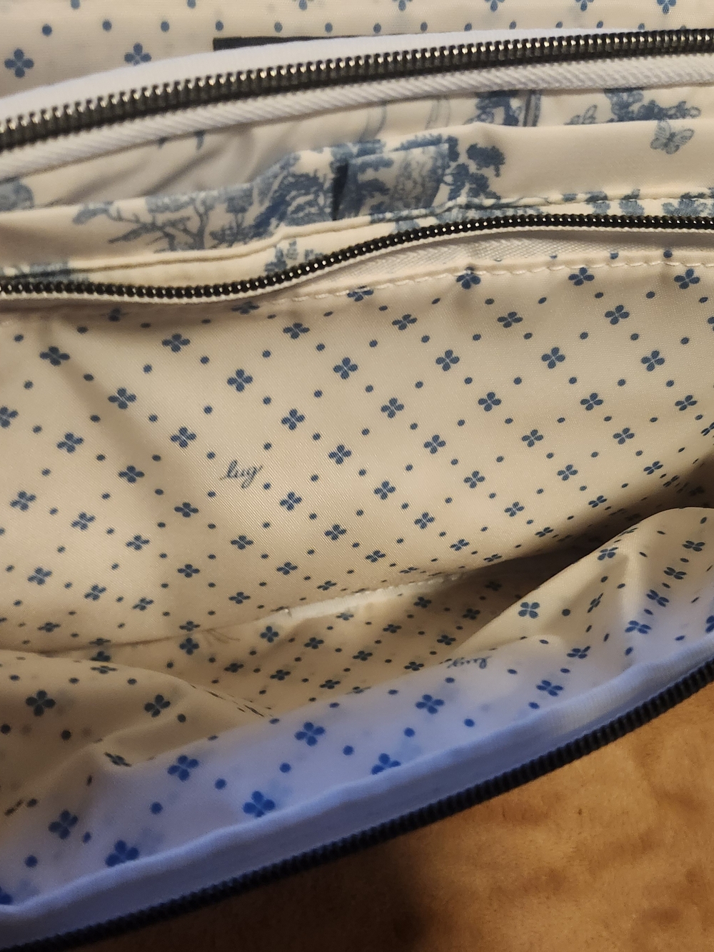 Lug Scoop SE Blue White Toile Quilted Crossbody Bag Multi Pocket Travel NWOT - Picture 9 of 14